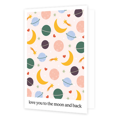 Op deze wenskaart staan meerdere planeten, vallende sterren en halve manen. Tussen de planten staan ook kleine rode hartjes. De afbeelding is omringd door een wit rader. Aan de onderkant staat de tekst 'Love you to the moon and back'. 