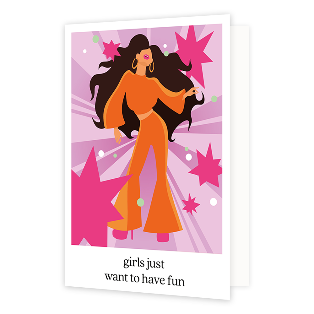 Girls just want to have fun - Formaat: Standaard - Vorm: Staand - Vriendschapskaart - Op deze wenskaart staat een gestileerde illustratie van een dansende vrouw met lang, donker haar, in een oranje set met wijde mouwen, uitlopende broekspijpen en roze plateauzolen. Ze draagt grote gouden oorringen en staat centraal voor een achtergrond van roze stralen met decoratieve sterren en cirkels. Onderaan staat de tekst "girls just want to have fun". De illustratie ademt een vrolijke, retro-geïnspireerde discosfeer