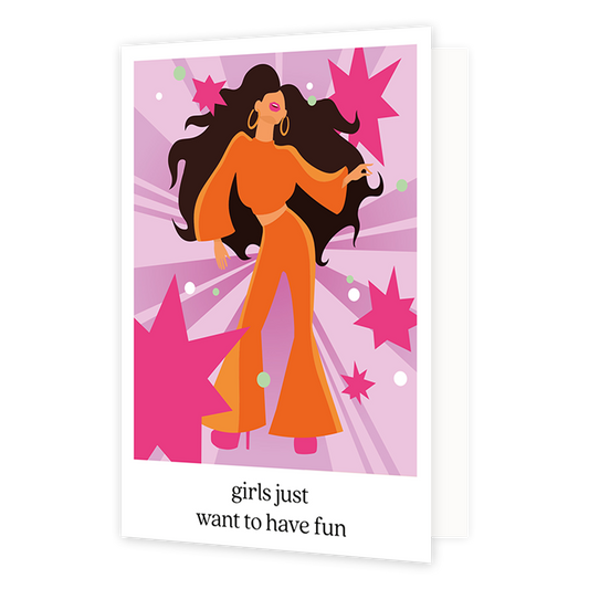 Girls just want to have fun - Formaat: Standaard - Vorm: Staand - Vriendschapskaart - Op deze wenskaart staat een gestileerde illustratie van een dansende vrouw met lang, donker haar, in een oranje set met wijde mouwen, uitlopende broekspijpen en roze plateauzolen. Ze draagt grote gouden oorringen en staat centraal voor een achtergrond van roze stralen met decoratieve sterren en cirkels. Onderaan staat de tekst "girls just want to have fun". De illustratie ademt een vrolijke, retro-geïnspireerde discosfeer