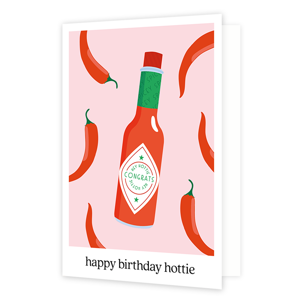 Happy birthday hottie - Formaat: Normaal - Vorm: Staand - Verjaardagskaart - Op deze wenskaart staat een pot hete saus met rode pepers op een roze achtergrond. Onder de illustratie staat de tekst: "Happy birthday hottie". - Snelwenskaart