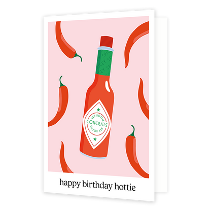Happy birthday hottie - Formaat: Normaal - Vorm: Staand - Verjaardagskaart - Op deze wenskaart staat een pot hete saus met rode pepers op een roze achtergrond. Onder de illustratie staat de tekst: "Happy birthday hottie". - Snelwenskaart