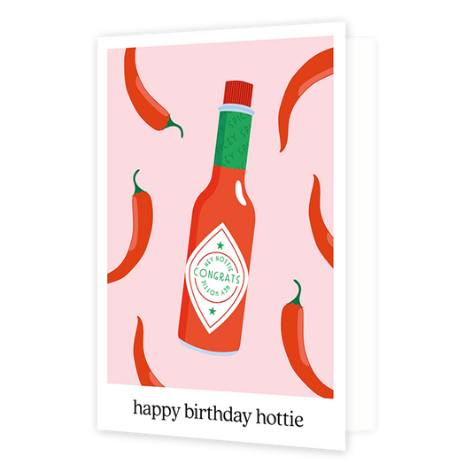 Happy birthday hottie - Formaat: Normaal - Vorm: Staand - Verjaardagskaart - Op deze wenskaart staat een pot hete saus met rode pepers op een roze achtergrond. Onder de illustratie staat de tekst: "Happy birthday hottie". - Snelwenskaart