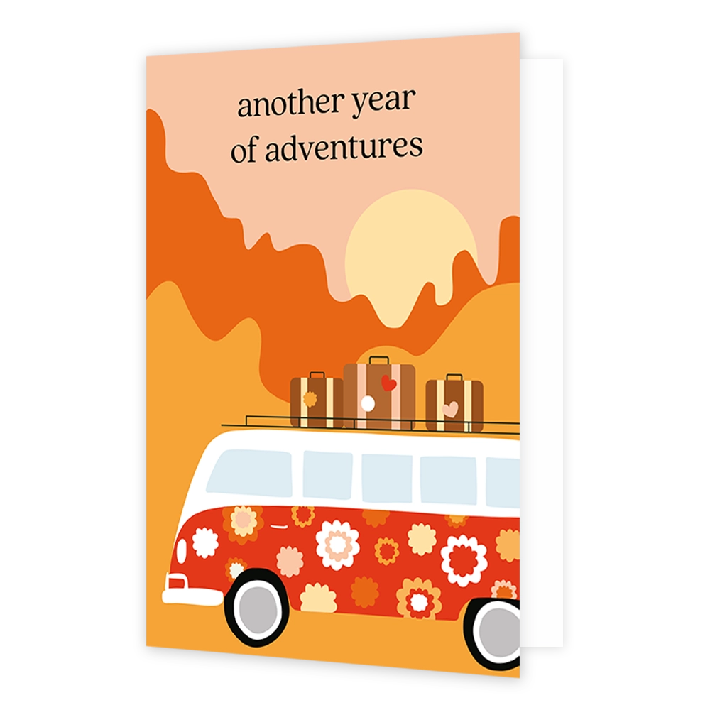 Op deze wenskaart staat een bloemrijke hippie bus met drie koffers op het dak. De kaart is rood, oranje en geel gekleurd. Bovenin de kaart staat de tekst 'another year of adventures'. 