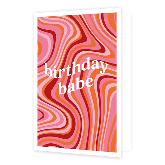 Birthday babe - Formaat: Normaal - Vorm: Staand - Verjaardagskaart - Op deze wenskaart staat een afbeelding van organische vormen in rood, roze en oranje tinten. In het midden van de kaart staat de tekst 'birthday babe' in een organische beweging. - Snelwenskaart