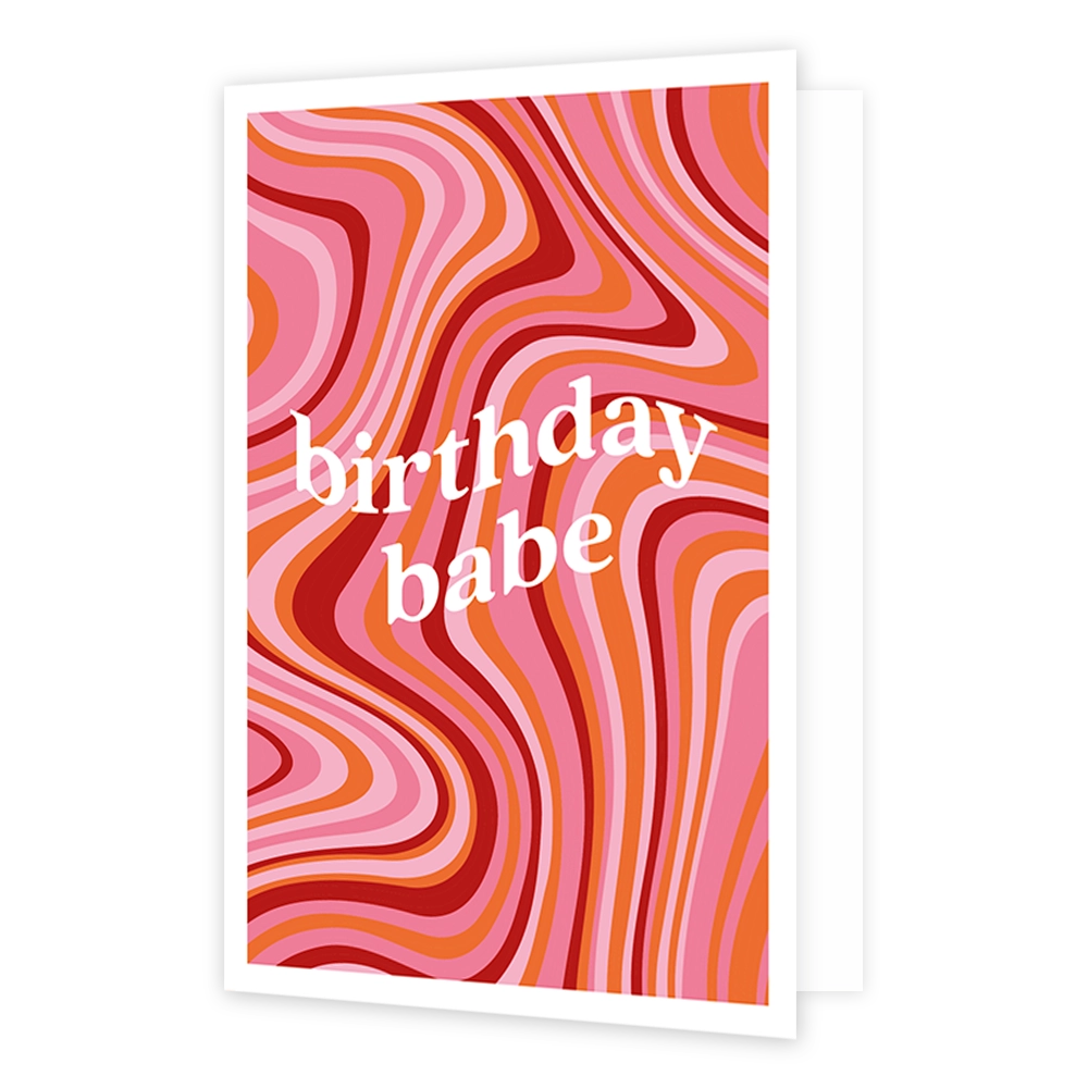 Op deze wenskaart staat een afbeelding van organische vormen in rood, roze en oranje tinten. In het midden van de kaart staat de tekst 'birthday babe' in een organische beweging. 