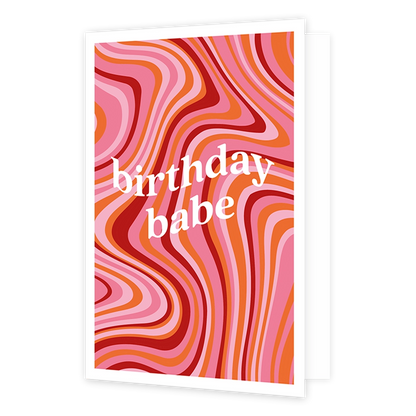Op deze wenskaart staat een afbeelding van organische vormen in rood, roze en oranje tinten. In het midden van de kaart staat de tekst 'birthday babe' in een organische beweging. 