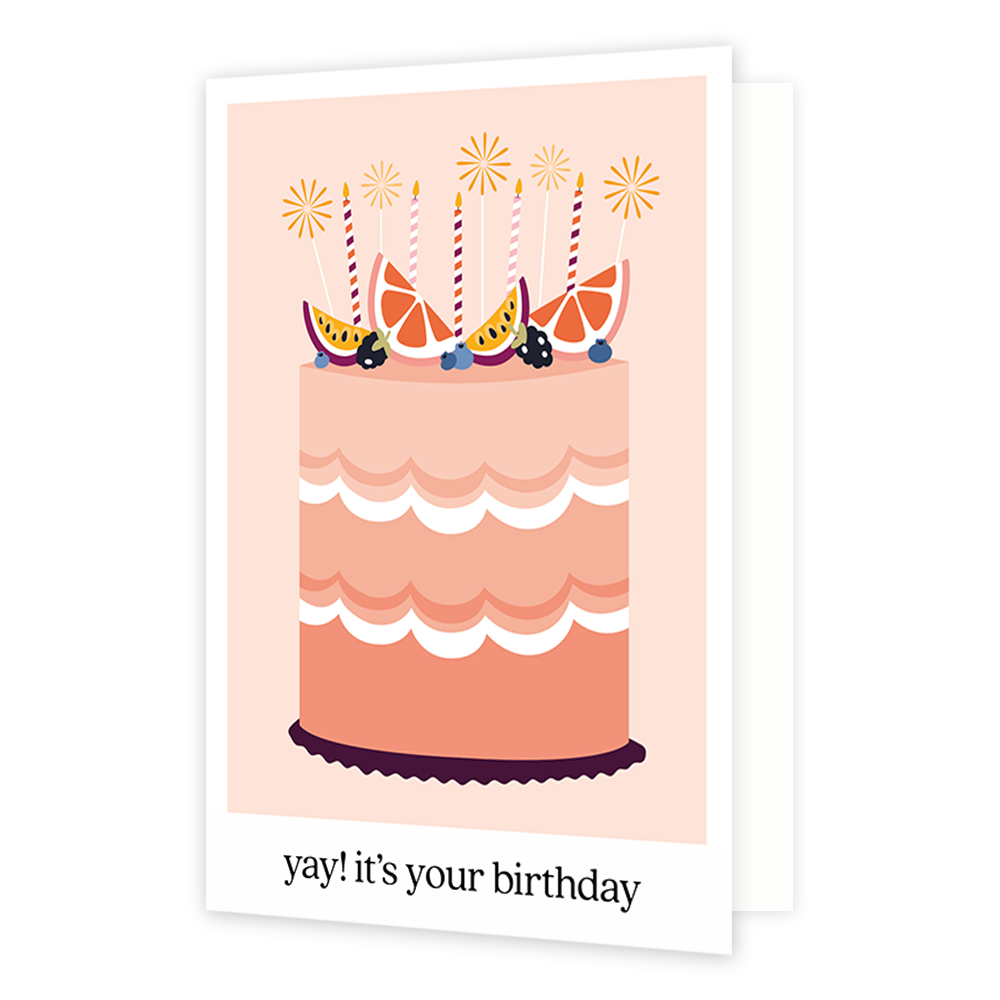 Yay! It's your birthday - Formaat: Normaal - Vorm: Staand - Verjaardagskaart - Op deze wenskaart staat een roze met wit kleurige taart, met bovenop stukjes passievrucht en sinasappel met kaarsjes. Onder de illustratie staat de tekst: "Yay! It's your birthday". - Snelwenskaart