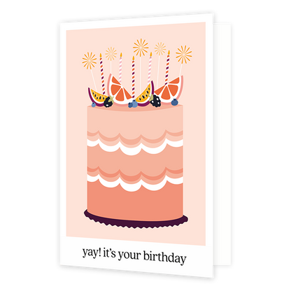 Yay! It's your birthday - Formaat: Normaal - Vorm: Staand - Verjaardagskaart - Op deze wenskaart staat een roze met wit kleurige taart, met bovenop stukjes passievrucht en sinasappel met kaarsjes. Onder de illustratie staat de tekst: "Yay! It's your birthday". - Snelwenskaart