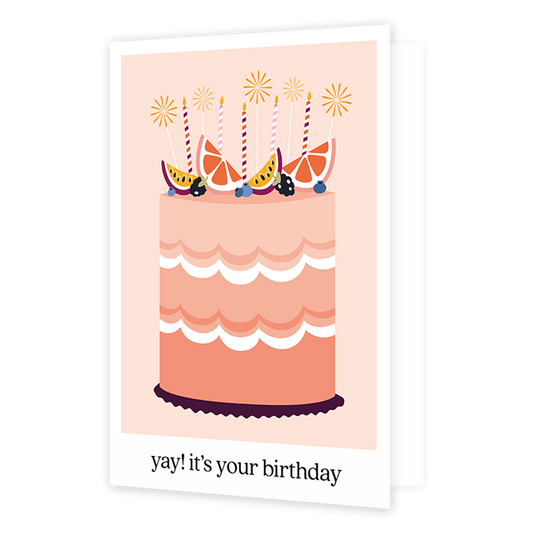 Yay! It's your birthday - Formaat: Normaal - Vorm: Staand - Verjaardagskaart - Op deze wenskaart staat een roze met wit kleurige taart, met bovenop stukjes passievrucht en sinasappel met kaarsjes. Onder de illustratie staat de tekst: "Yay! It's your birthday". - Snelwenskaart