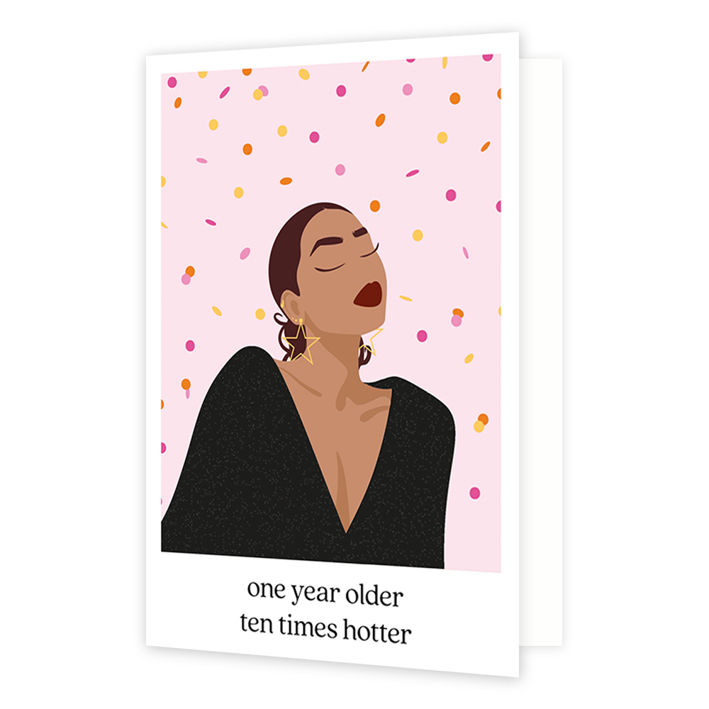 Op deze wenskaart zie je een vrouw in een zwarte glitter top en ster vormige oorbellen. De achtergrond is zacht roze met geel, roze en oranje confetti. De afbeelding staat in een witkader met onderaan de tekst 'one year older ten times hotter'. 