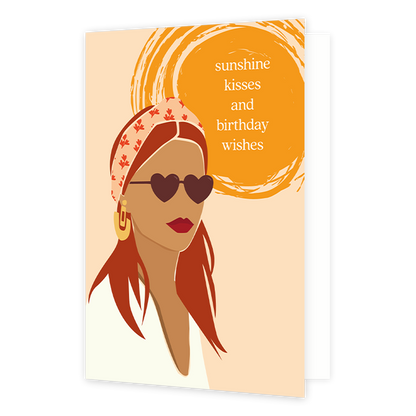 Sunshine kisses and birthday wishes - Formaat: Normaal - Vorm: Staand - Verjaardagskaart - Op deze wenskaart staat een vrouw met een hartjesbril op. Rechts bovenin staat de tekst: "Sunshine kisses and birthday wishes". - Snelwenskaart