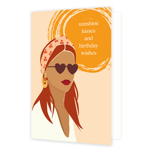 Sunshine kisses and birthday wishes - Formaat: Normaal - Vorm: Staand - Verjaardagskaart - Op deze wenskaart staat een vrouw met een hartjesbril op. Rechts bovenin staat de tekst: "Sunshine kisses and birthday wishes". - Snelwenskaart