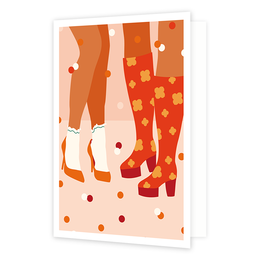 Op deze wenskaart staan twee paar benen. Het ene paar draagt witte sokken in combinatie met lage, oranje hakken. Het andere paar is afgebeeld met hoge rode hakken, voorzien van een oranje bloemmotief.