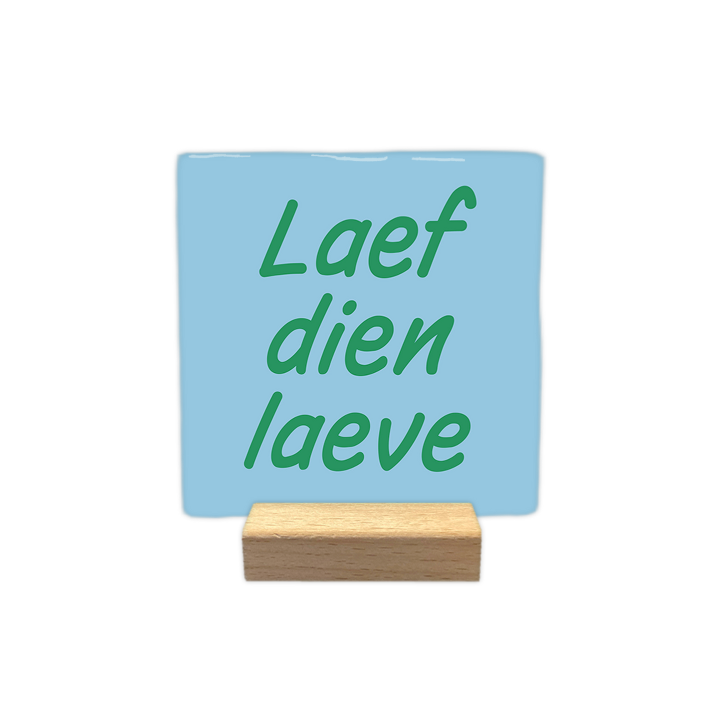 Laef dien laeve - Decoratie tegel - Formaat: - Op deze decoratie tegel staat de tekst "Laef dien laeve" in groene letters. De tekst is verdeeld over drie regels en geplaatst op een lichtblauwe achtergrond. Het gebruikte lettertype is cursief en heeft een vriendelijke, informele uitstraling. - Snelwenskaart