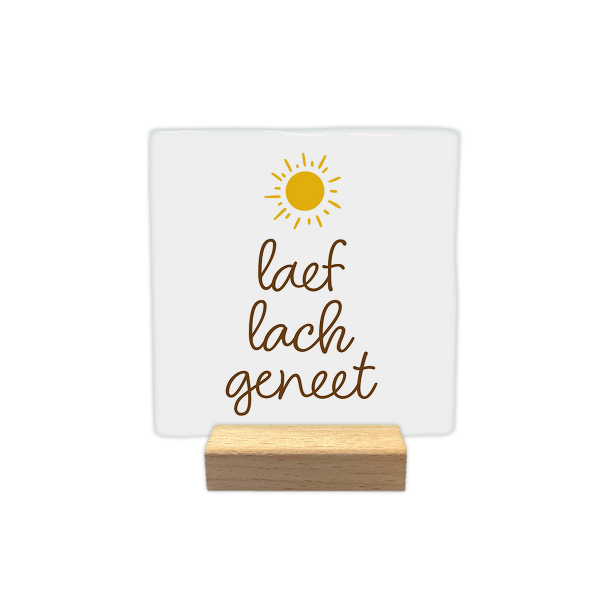 Laef lach geneet - Decoratie tegel - Formaat: - Op deze decoratie tegel staat bovenaan een gestileerde, gele zon met stralen. Daaronder staat in bruine, sierlijke letters de tekst "laef lach geneet" verdeeld over drie regels. Het geheel is geplaatst op een egale witte achtergrond. - Snelwenskaart