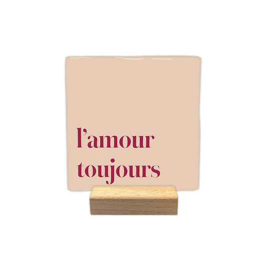 L'amour toujours - Decoratie tegel - Formaat: - Op deze decoratie tegel staat de tekst l'amour toujours in rode letters gedrukt. De achtergrond van de tegel heeft een lichte, beige tot roze kleur. - Snelwenskaart