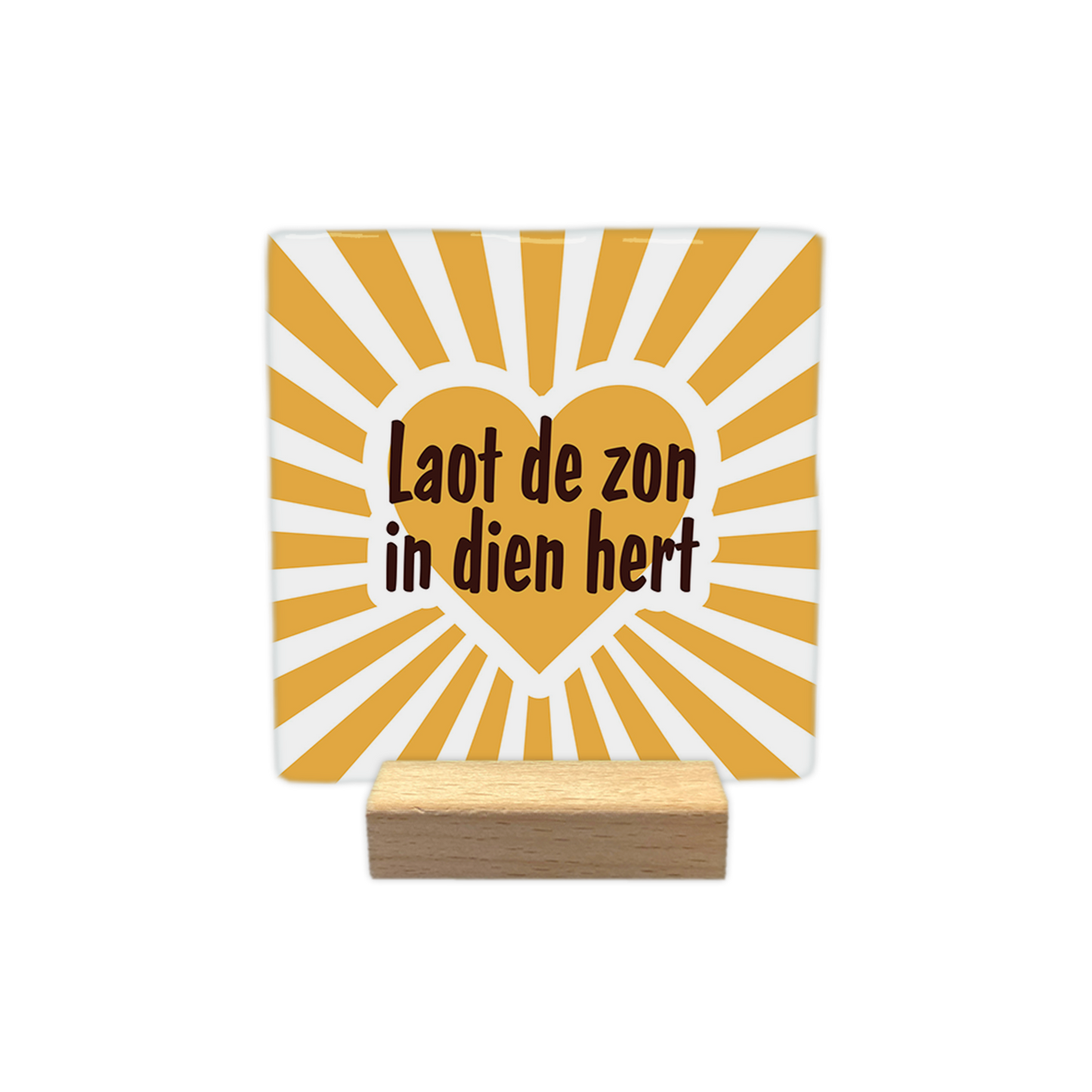 Laot de zon in dien - Decoratie tegel - Formaat: - Op deze decoratie tegel staat centraal een geel hart met daarin de tekst "Laot de zon in dien hert" in donkerbruine letters. De achtergrond bestaat uit een stralend patroon van gele en witte lijnen die vanuit het midden naar buiten lopen. Het ontwerp heeft een opgewekte uitstraling door het gebruik van het hart en de zonnestralen. - Snelwenskaart