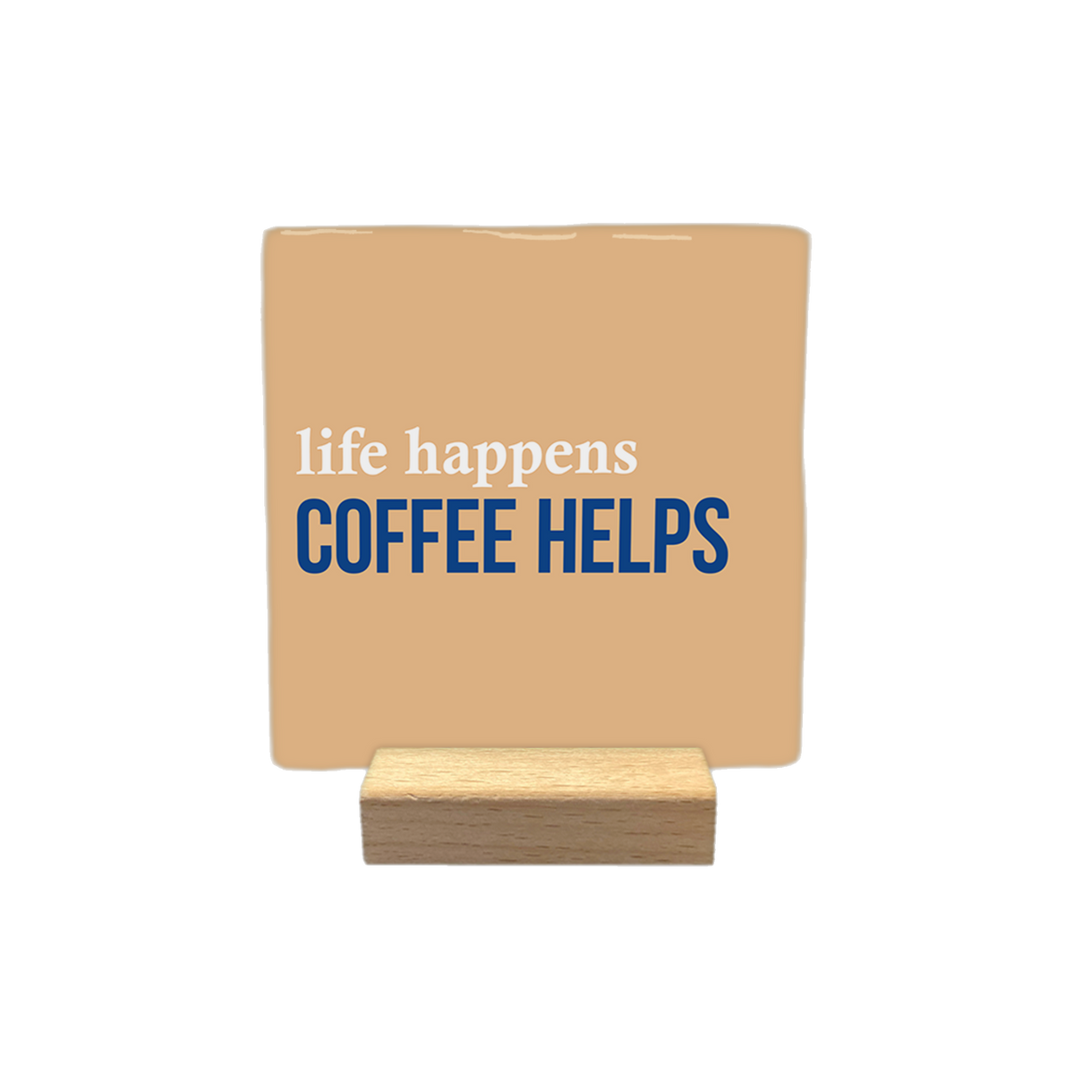 Life happens coffee helps - Decoratie tegel - Formaat: - Op deze decoratietegel staat de tekst "life happens" in witte letters bovenaan, met daaronder in grotere, donkerblauwe hoofdletters "COFFEE HELPS". Het ontwerp is gecentreerd op een lichtbruine achtergrond. - Snelwenskaart
