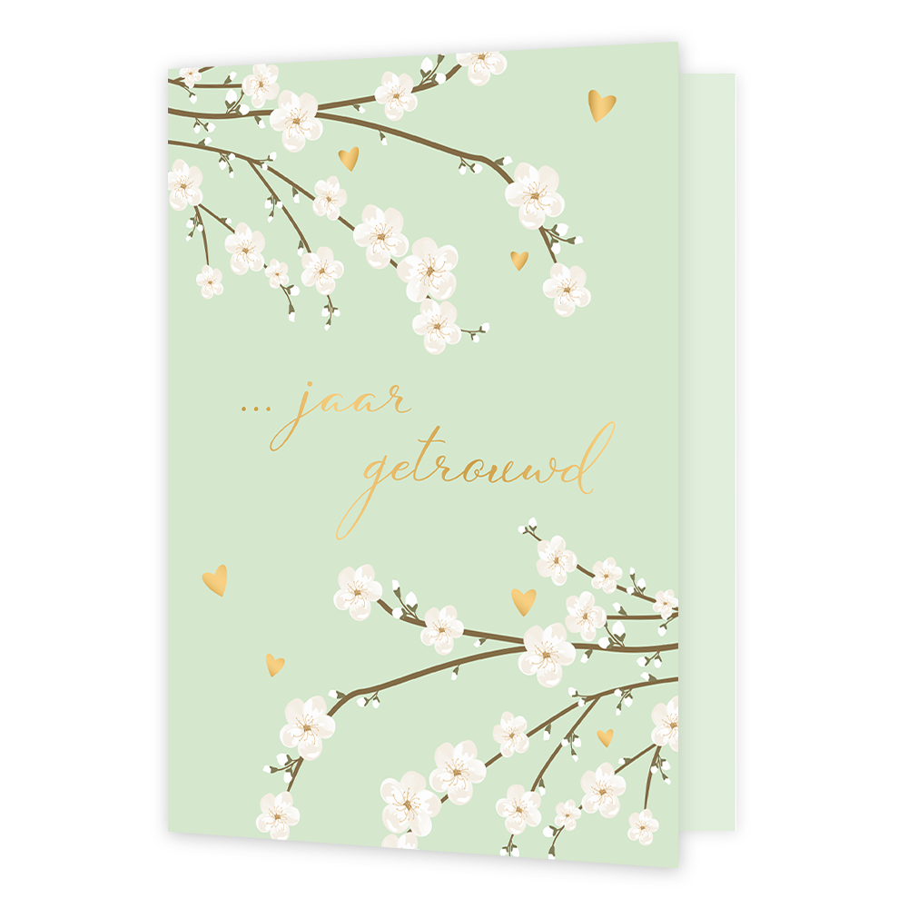 Op deze wenskaart zie je zowel links boven als rechtsonder takken met witte bloesem. Tussen de takken staan kleine gouden hartjes. De achtergrond is sage groen. In het midden staat de tekst in goud '... jaar getrouwd'.