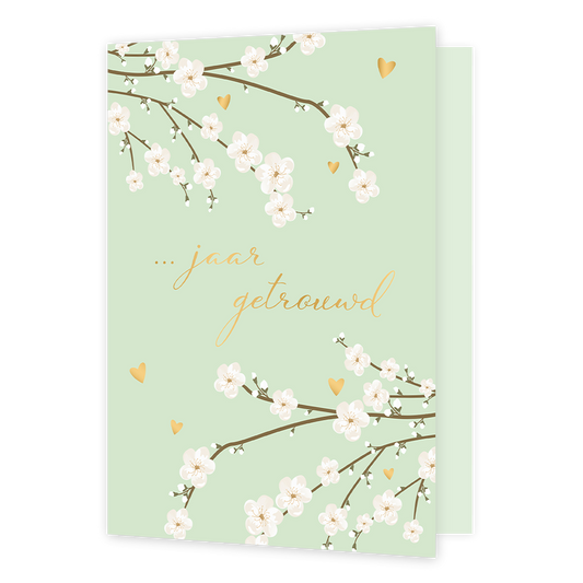 Op deze wenskaart zie je zowel links boven als rechtsonder takken met witte bloesem. Tussen de takken staan kleine gouden hartjes. De achtergrond is sage groen. In het midden staat de tekst in goud '... jaar getrouwd'.