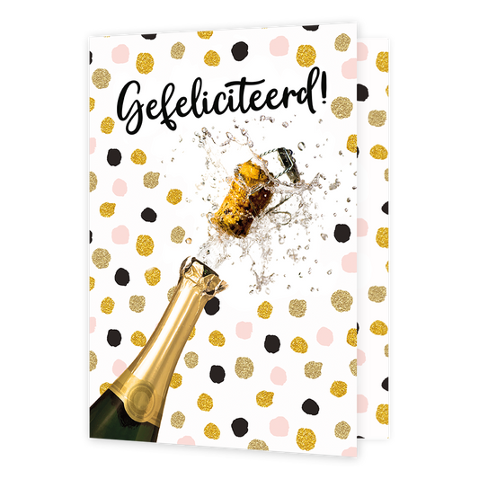 Gefeliciteerd - Formaat: Groot - Vorm: Staand - Felicitatiekaart - Op deze wenskaart zie je een grote poppende champagne fles. De achtergrond is wit met roze, gouden en zwarte stippen. Middan bovenaan staat de tekst in zwart 'gefeliciteerd!'. - Snelwenskaart