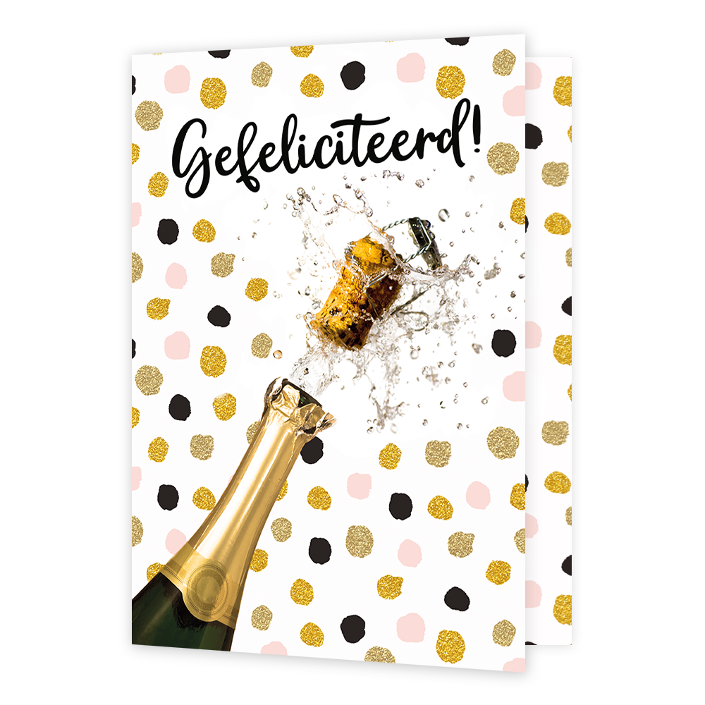 Op deze wenskaart zie je een grote poppende champagne fles. De achtergrond is wit met roze, gouden en zwarte stippen. Middan bovenaan staat de tekst in zwart 'gefeliciteerd!'. 