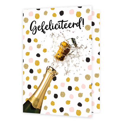 Op deze wenskaart zie je een grote poppende champagne fles. De achtergrond is wit met roze, gouden en zwarte stippen. Middan bovenaan staat de tekst in zwart 'gefeliciteerd!'. 