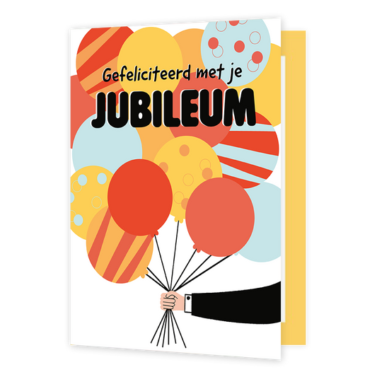 Gefeliciteerd met je jubileum - Formaat: Groot - Vorm: Staand - Jubileumkaart - Op deze wenskaart staat een hand in een zwarte mouw met een wit manchet afgebeeld, die een grote bos kleurrijke ballonnen in verschillende patronen en tinten rood, geel en lichtblauw vasthoudt. In het midden van de afbeelding staat bovenaan de tekst Gefeliciteerd met je in kleinere letters en daaronder de dikgedrukte, zwarte tekst JUBILEUM. - Snelwenskaart