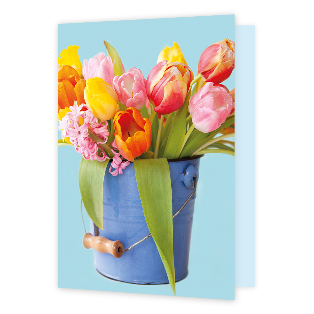 XL kaart - Bloemen - Formaat: Groot - Vorm: Staand - Blanco kaart - Op deze wenskaart staat een emmer met een bos tulpen erin in de kleuren roze, geel, rood en oranje. - Snelwenskaart