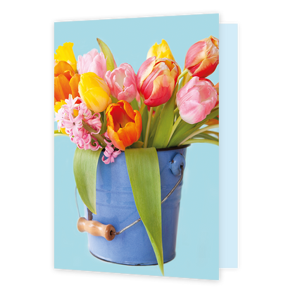 XL kaart - Bloemen - Formaat: Groot - Vorm: Staand - Blanco kaart - Op deze wenskaart staat een emmer met een bos tulpen erin in de kleuren roze, geel, rood en oranje. - Snelwenskaart