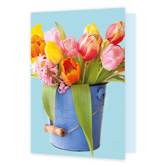 XL kaart - Bloemen - Formaat: Groot - Vorm: Staand - Blanco kaart - Op deze wenskaart staat een emmer met een bos tulpen erin in de kleuren roze, geel, rood en oranje. - Snelwenskaart