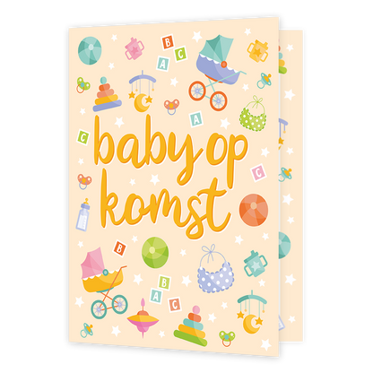XL kaart - Baby op komst - Formaat: Groot - Vorm: Staand - Zwanger kaart - Op deze wenskaart staan babywagens, babyflesjes, blokken, speentjes en nog veel meer. In het midden staat de tekst: "Baby op komst". - Snelwenskaart