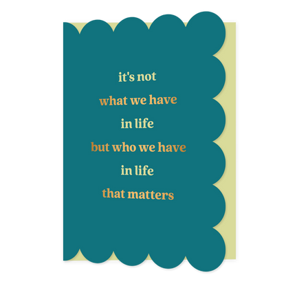 It's not what we have in life - Formaat: Normaal - Vorm: Staand - Bedankkaart - Op deze wenskaart staat de tekst: "It's not what we have in life but who we have in life that matters". - Snelwenskaart