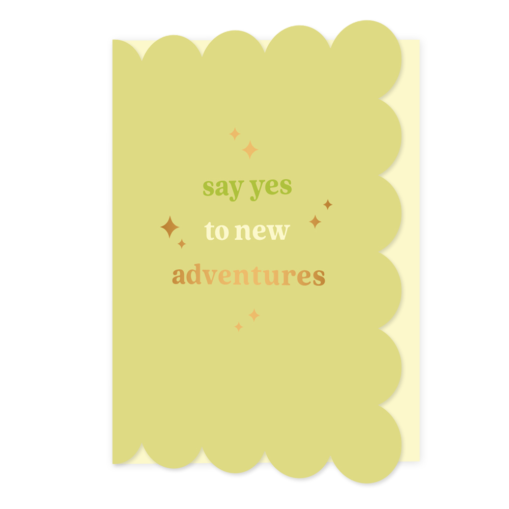 Say yes to new adventures - Formaat: Normaal - Vorm: Staand - Succes kaart - Op deze wenskaart staat de tekst: "Say yes to new adventures" op een groene achtergrond. - Snelwenskaart