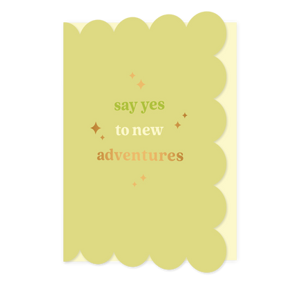 Say yes to new adventures - Formaat: Normaal - Vorm: Staand - Succes kaart - Op deze wenskaart staat de tekst: "Say yes to new adventures" op een groene achtergrond. - Snelwenskaart