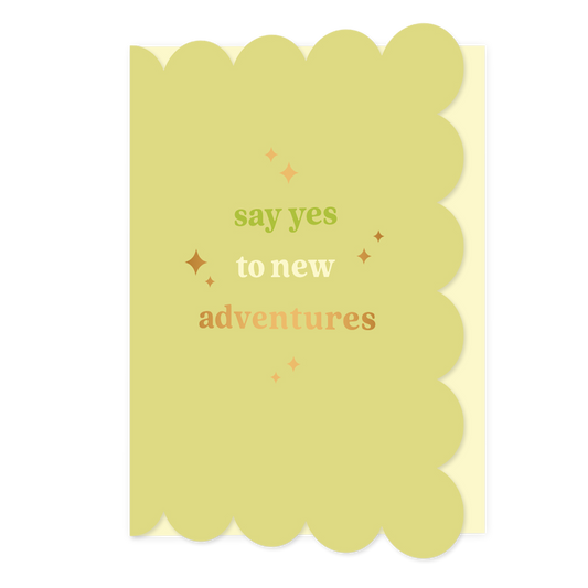 Say yes to new adventures - Formaat: Normaal - Vorm: Staand - Succes kaart - Op deze wenskaart staat de tekst: "Say yes to new adventures" op een groene achtergrond. - Snelwenskaart