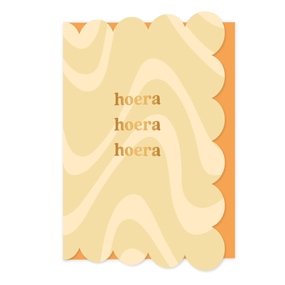 Hoera hoera hoera - Formaat: Normaal - Vorm: Staand - Verjaardagskaart - Op deze wenskaart staan lijnen in twee kleuren beige, met in het midden de tekst: "Hoera hoera hoera". - Snelwenskaart
