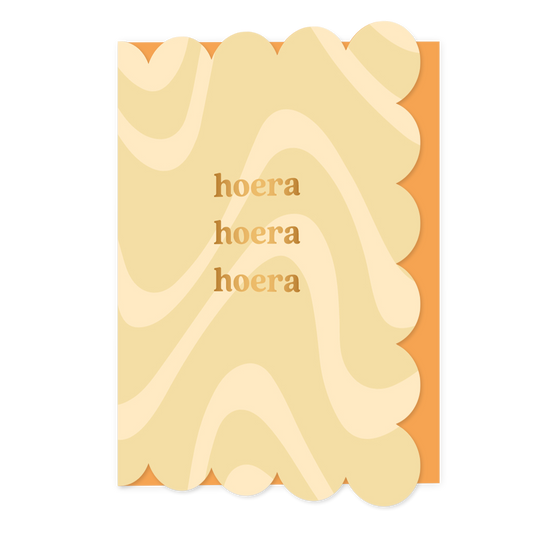 Hoera hoera hoera - Formaat: Normaal - Vorm: Staand - Verjaardagskaart - Op deze wenskaart staan lijnen in twee kleuren beige, met in het midden de tekst: "Hoera hoera hoera". - Snelwenskaart