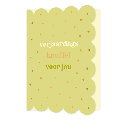 Verjaardagsknuffel voor jou - Formaat: Normaal - Vorm: Staand - Verjaardagskaart - Op deze wenskaart staan gouden sterren op een groene achtergrond met in het midden de tekst: "Verjaardags knuffel voor jou". - Snelwenskaart