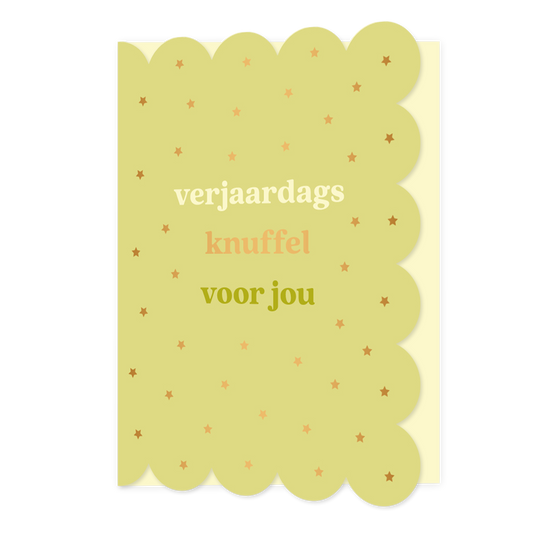 Verjaardagsknuffel voor jou - Formaat: Normaal - Vorm: Staand - Verjaardagskaart - Op deze wenskaart staan gouden sterren op een groene achtergrond met in het midden de tekst: "Verjaardags knuffel voor jou". - Snelwenskaart