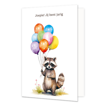 Joepie jij bent jarig - Formaat: Normaal - Vorm: Staand - Verjaardagskaart - Op deze wenskaart staat een wasbeer die een bos ballonnen vast houdt met daarboven de tekst: "Joepie! Jij bent jarig". - Snelwenskaart