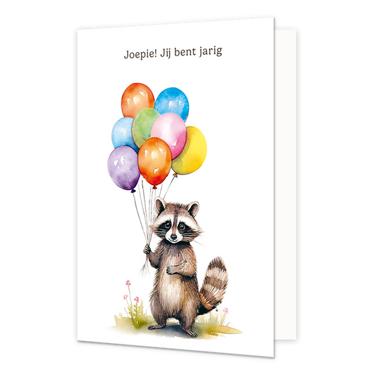 Joepie jij bent jarig - Formaat: Normaal - Vorm: Staand - Verjaardagskaart - Op deze wenskaart staat een wasbeer die een bos ballonnen vast houdt met daarboven de tekst: "Joepie! Jij bent jarig". - Snelwenskaart