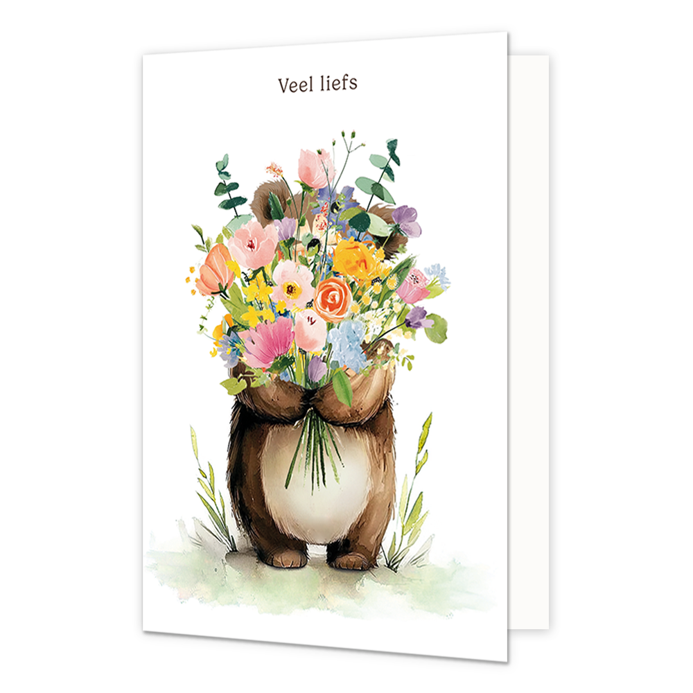 Veel liefs - Formaat: Standaard - Vorm: Staand - Blanco kaart - Op deze wenskaart staat een illustratie van een bruine beer die een groot, kleurrijk boeket veldbloemen voor zijn lichaam vasthoudt. De beer staat in een subtiel groen grasveld tegen een witte achtergrond. Bovenaan de kaart staat de tekst "Veel liefs" in kleine, donkere letters. Het geheel is uitgevoerd in een zachte, aquarelachtige stijl. - Snelwenskaart
