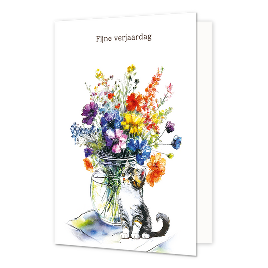 Fijne verjaardag - Formaat: Normaal - Vorm: Staand - Verjaardagskaart - Op deze wenskaart staat een vaas met een bos bloemen en een kat ernaast. Daarboven staat de tekst: "Fijne verjaardag". - Snelwenskaart