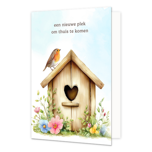 Een nieuwe plek om thuis te komen - Formaat: Normaal - Vorm: Staand - Woningkaart - Op deze wenskaart staat een houten vogelshuisje met op het dak een roodborstje. Boven het vogelhuisje staat in het zwart de tekst 'een nieuwe plek om thuis te komen'. - Snelwenskaart