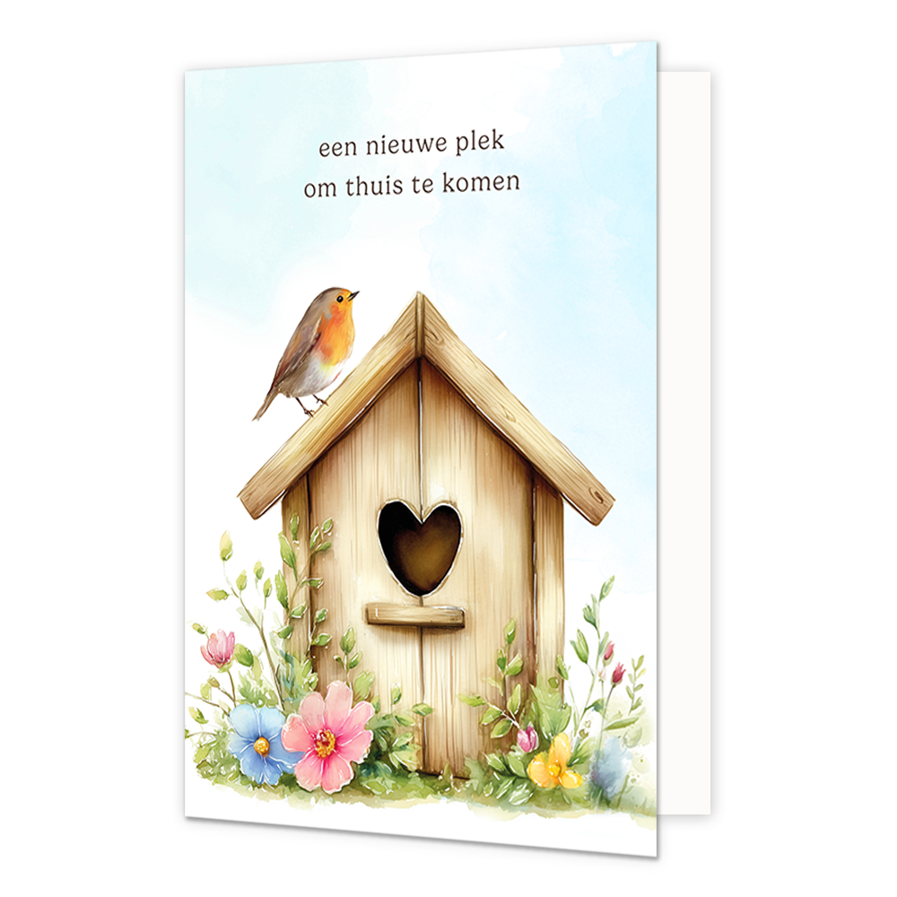 Op deze wenskaart staat een houten vogelshuisje met op het dak een roodborstje. Boven het vogelhuisje staat in het zwart de tekst 'een nieuwe plek om thuis te komen'.