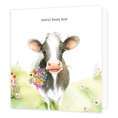 Op deze wenskaart zie je een koe met een bos bloemen in de mond. Boven de koe staat in het zwart de tekst 'merci beau koe'.