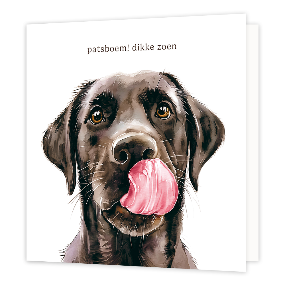 Patsboem! Dikke zoen - Formaat: Groot - Vorm: Vierkant - Vriendschapskaart - Op deze wenskaart staat de kop van een zwarte hond in aquarel-stijl afgebeeld tegen een witte achtergrond, die met zijn tong langs zijn neus likt. Bovenaan de afbeelding staat in bruine letters de tekst patsboem! dikke zoen. - Snelwenskaart
