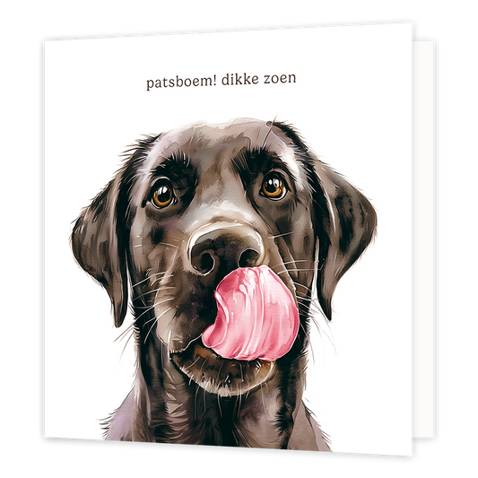 Patsboem! Dikke zoen - Formaat: Groot - Vorm: Vierkant - Vriendschapskaart - Op deze wenskaart staat de kop van een zwarte hond in aquarel-stijl afgebeeld tegen een witte achtergrond, die met zijn tong langs zijn neus likt. Bovenaan de afbeelding staat in bruine letters de tekst patsboem! dikke zoen. - Snelwenskaart