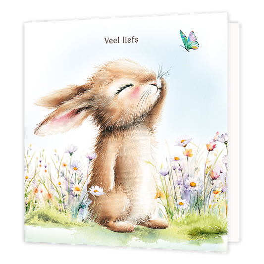 Veel liefs - Formaat: Standaard - Vorm: Vierkant - Liefdeskaart - Op deze wenskaart staat een illustratie van een bruin konijntje dat met gesloten oogjes en een tevreden uitdrukking in een veld vol bloemen staat. Het konijntje kijkt naar een kleurrijke vlinder die boven hem vliegt. Boven het konijntje staat in donkere letters de tekst "Veel liefs" geschreven. De gehele afbeelding is uitgevoerd in een zachte aquarelstijl tegen een lichte achtergrond. - Snelwenskaart